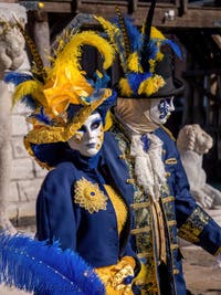 Masques et Costumes du Carnaval de Venise, les élégants en bleu et jaune à l'Arsenal.