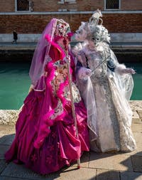 Masques et Costumes du Carnaval de Venise, les Fées rose et argent à l'Arsenal.