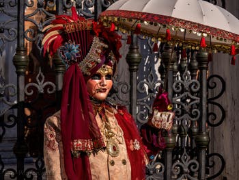 Maharadja Indien à l'ombrelle à l'Arsenal, les Masques et Costumes du Carnaval de Venise.