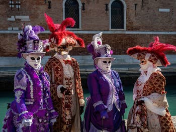 Masques et Costumes du Carnaval de Venise, rencontre entre Nobles mauves et or à l'Arsenal.