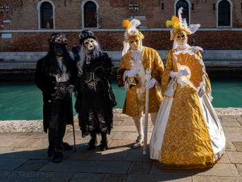 Masques et Costumes du Carnaval de Venise, Noble dame à l'éventail à l'Arsenal.