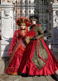 Masques et Costumes du Carnaval de Venise, Jolies Nobles en rouge et or à l'Arsenal.