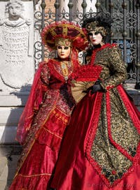 Masques et Costumes du Carnaval de Venise, Jolies Nobles en rouge et or à l'Arsenal.