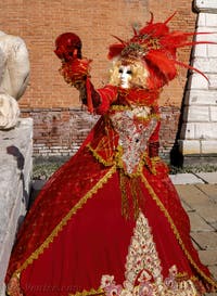 Masques et Costumes du Carnaval de Venise, la Belle en rouge au crâne de verre.