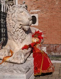 Masques et Costumes du Carnaval de Venise, la Belle en rouge au crâne de verre.