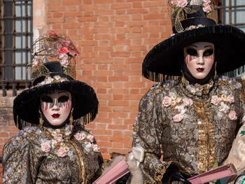 Masques et Costumes du Carnaval de Venise, Rencontre de Nobles à l'Arsenal.