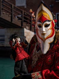 Masques et Costumes du Carnaval de Venise, le Maître et sa marionnette à l'Arsenal.