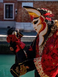 Masques et Costumes du Carnaval de Venise, le Maître et sa marionnette à l'Arsenal.
