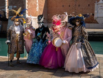 Nobles et musiciens à l'Arsenal, Masques et Costumes du Carnaval de Venise.