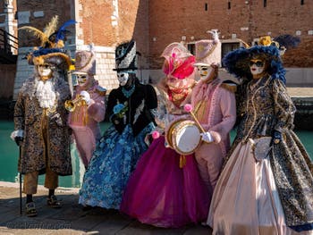 Nobles et musiciens à l'Arsenal, Masques et Costumes du Carnaval de Venise.