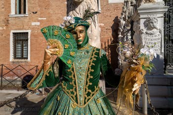 Gracieuse dame verte en fleurs à l'Arsenal, Masques et Costumes du Carnaval de Venise.