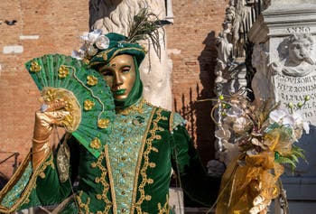Gracieuse dame verte en fleurs à l'Arsenal, Masques et Costumes du Carnaval de Venise.