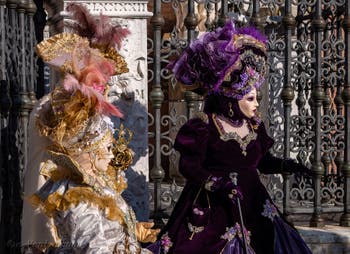 Masques et Costumes du Carnaval de Venise, Les Belles en mauve et or à l'Arsenal.
