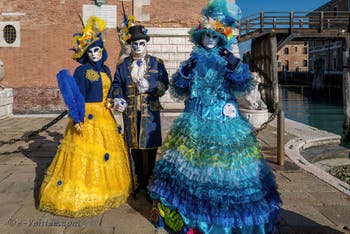 Masques et Costumes du Carnaval de Venise, Nobles en jaune et bleu à l'Arsenal.
