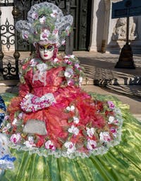 Toutes en fleurs à l'Arsenal, les masques et costumes du Carnaval de Venise. 