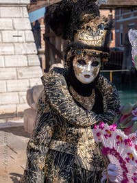 Toutes en fleurs à l'Arsenal, les masques et costumes du Carnaval de Venise. 