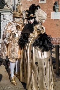 Nobles en noir et or à l'Arsenal, les masques et costumes du Carnaval de Venise. 
