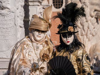 Nobles en noir et or à l'Arsenal, les masques et costumes du Carnaval de Venise. 