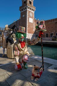 Chien savant et cheveux verts à l'Arsenal, les masques et costumes du Carnaval de Venise.