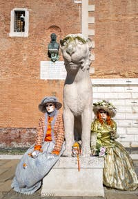 Les masques et costumes du Carnaval de Venise : La Lionne et les dames à l'Arsenal