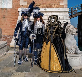 Les masques et costumes du Carnaval de Venise : Belle et Mousquetaires