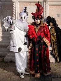Masques et costumes du Carnaval de Venise : Pierrot et le magicien à San Zaccaria