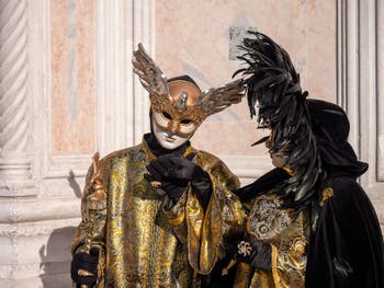 Aigle, plumes et noblesse à San Zaccaria, Masques et costumes du Carnaval de Venise