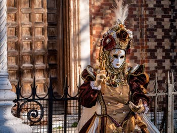 Masques et costumes du Carnaval de Venise, en Perles, plumes et or à San Zaccaria