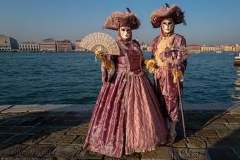 Nobles en rose et or à San Giorgio Maggiore, Masques et costumes du Carnaval de Venise