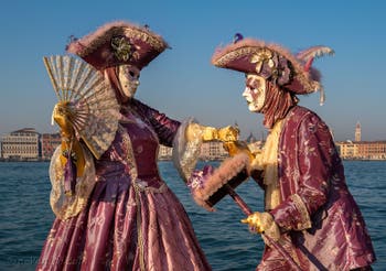 Nobles en rose et or à San Giorgio Maggiore, Masques et costumes du Carnaval de Venise