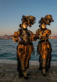 Masques et costumes du Carnaval de Venise, Les Jumelles noir et or à San Giorgio Maggiore