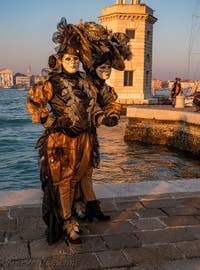 Masques et costumes du Carnaval de Venise, Les Jumelles noir et or à San Giorgio Maggiore
