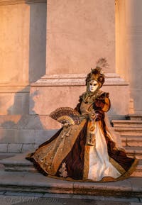 Masques et costumes du Carnaval de Venise, la Dame à l'éventail à San Giorgio Maggiore