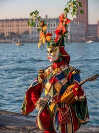 Masques et costumes du Carnaval de Venise, Ménestrel à San Giorgio Maggiore