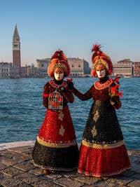 Masques et costumes du Carnaval de Venise, Les Oiseleuses rouges à San Giorgio Maggiore