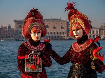 Masques et costumes du Carnaval de Venise, Les Oiseleuses rouges à San Giorgio Maggiore