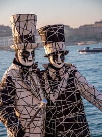 Masques et costumes du Carnaval de Venise, Le Chic noir et blanc à San Giorgio Maggiore