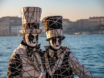 Masques et costumes du Carnaval de Venise, Le Chic noir et blanc à San Giorgio Maggiore