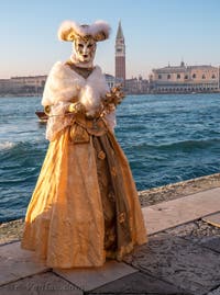 Masques et costumes du Carnaval de Venise, La dame à l'orchidée à San Giorgio Maggiore