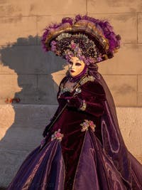 Masques et costumes du Carnaval de Venise, La Dame en Mauve à San Giorgio Maggiore