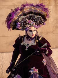 Masques et costumes du Carnaval de Venise, La Dame en Mauve à San Giorgio Maggiore