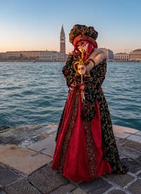 Masques et costumes du Carnaval de Venise, La Dame au Fou à San Giorgio Maggiore