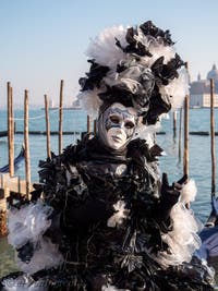 Masques et costumes du Carnaval de Venise, Joli bouquet noir et blanc à Saint Marc