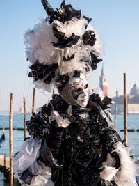 Masques et costumes du Carnaval de Venise, Joli bouquet noir et blanc à Saint Marc