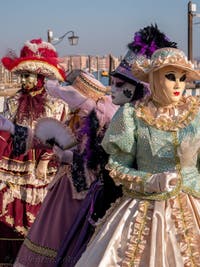 Dames élégantes devant le bassin de Saint Marc, les Masques et costumes du Carnaval de Venise