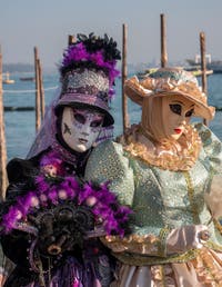 Dames élégantes devant le bassin de Saint Marc, les Masques et costumes du Carnaval de Venise