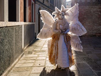 Un ange costumé du carnaval de Venise sur le Campo Widmann dans le Castello