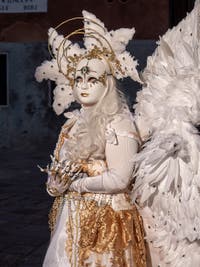 Un ange costumé du carnaval de Venise sur le Campo Widmann dans le Castello