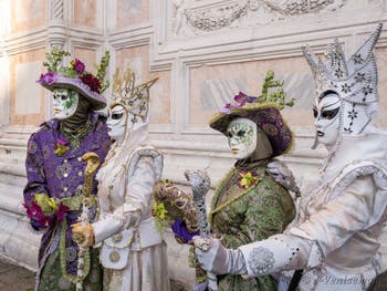 Masques et Costumes en fleurs du Carnaval de Venise au milieu des princesses de la neige sur le Campo San Zaccaria dans le Castello