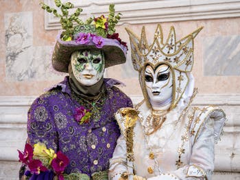 Masques et Costumes en fleurs du Carnaval de Venise au milieu des princesses de la neige sur le Campo San Zaccaria dans le Castello